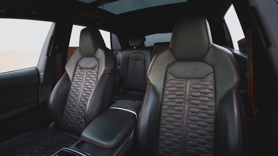 Moderne Autositze mit Sitzheizung und hochwertiger Polsterung.
