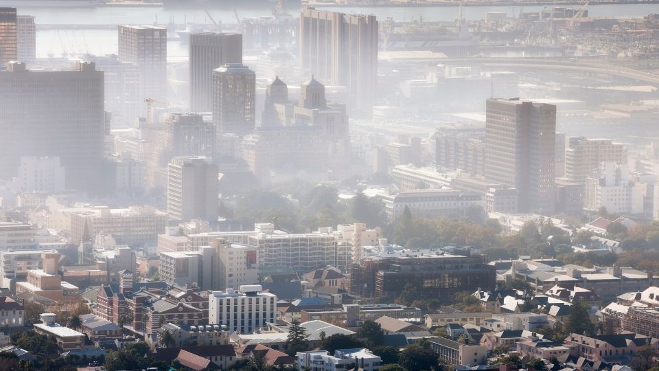 Eine Stadtansicht, die von Smog umhüllt ist, zeigt die gesundheitlichen Risiken.